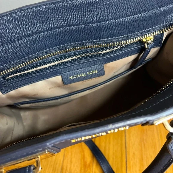 Michael Kors blue handbag with gold hardware - Picture 7 of 7